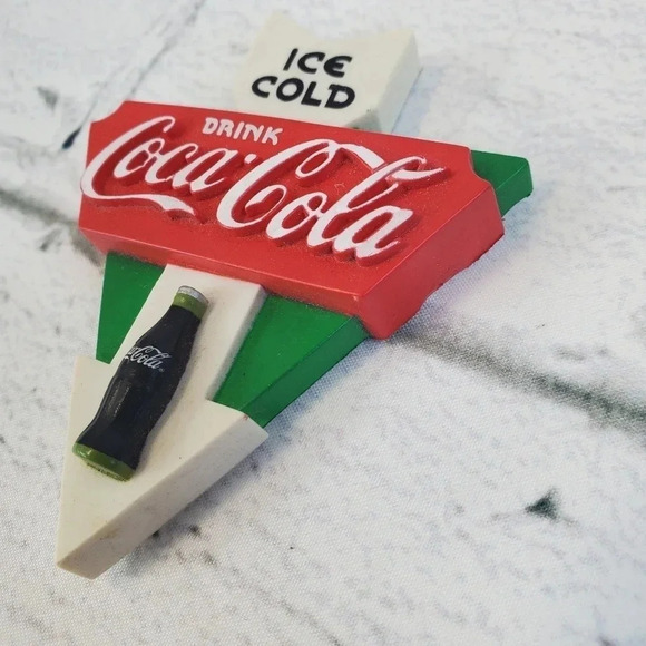 1998 Arrow Shaped Ice Cold Vintage 90s Coca Cola Magnet 49 - Picture 2 of 6